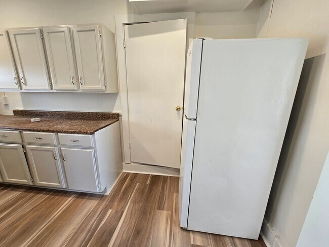 Building Photo - 709/711 W 44th St