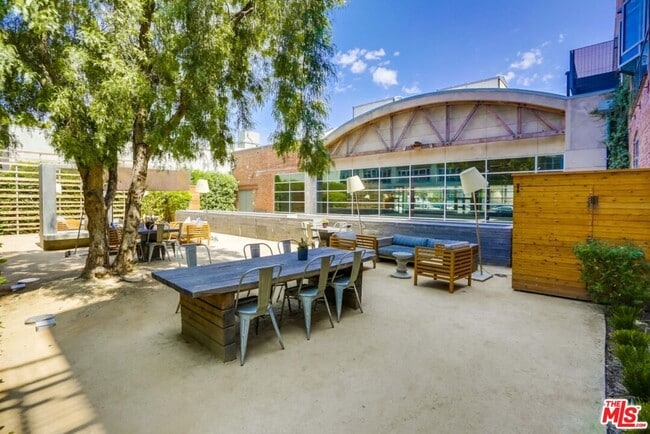 Building Photo - 527 Molino St