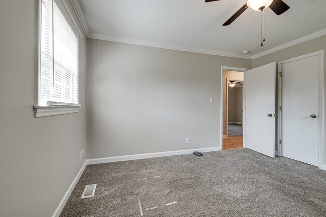 Building Photo - 114 Cottonwood Dr