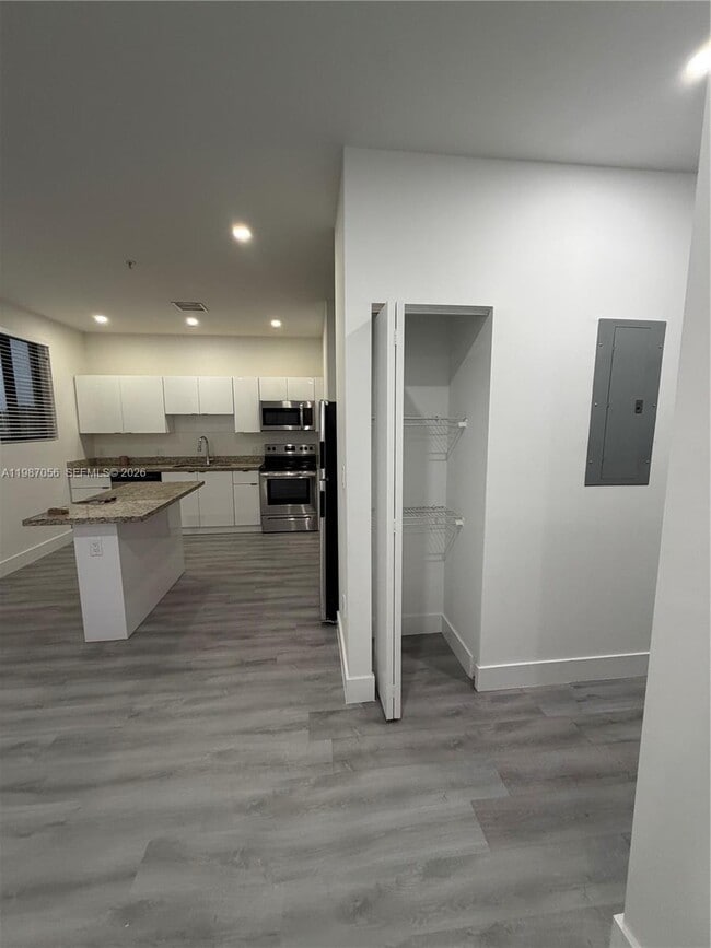 Building Photo - 859 E 24th St