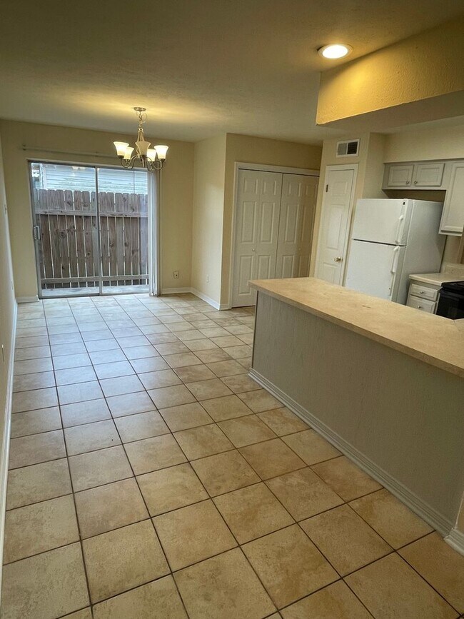 Building Photo - 2BD/1.5BA Unit in Quiet Complex! Both Bedrooms Upstairs w/ Full Bath