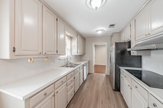 Building Photo - 1300 Potomac Dr