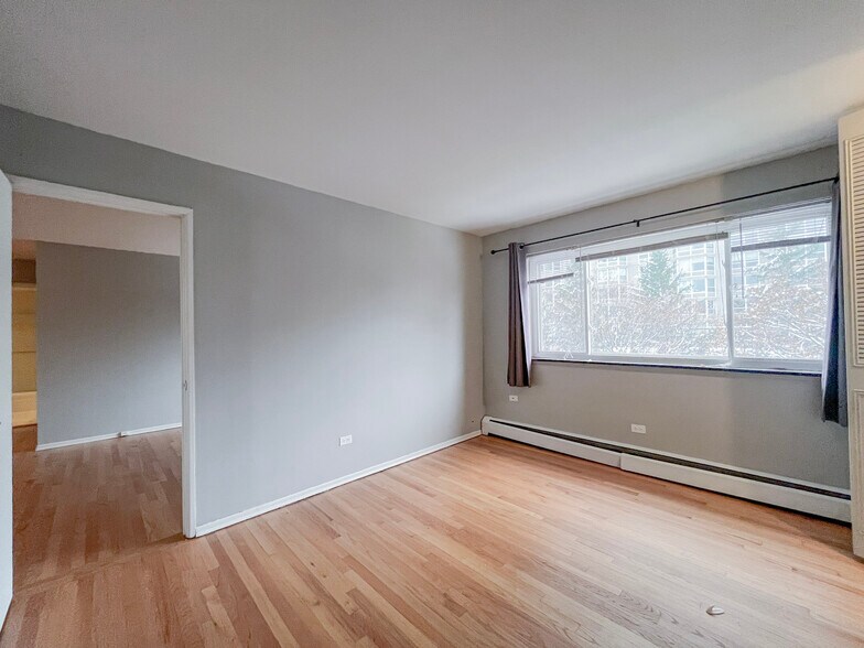 Building Photo - 736 W Buena Ave