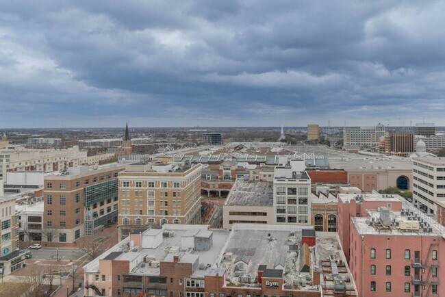 Building Photo - Spectacular Penthouse Condo in Downtown No...