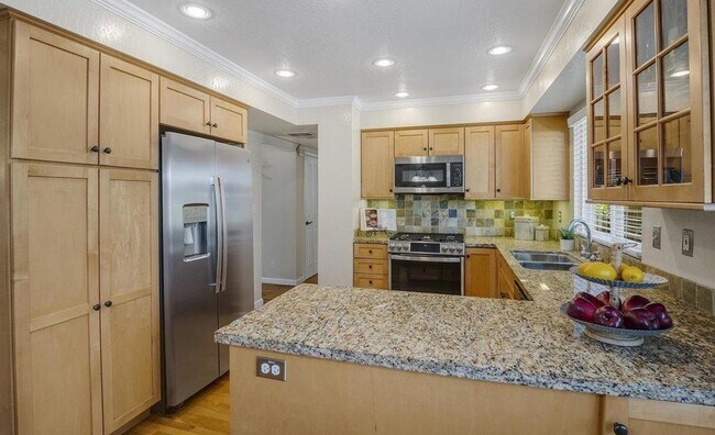 Building Photo - Charming Silvergate Home with Stunning Bac...