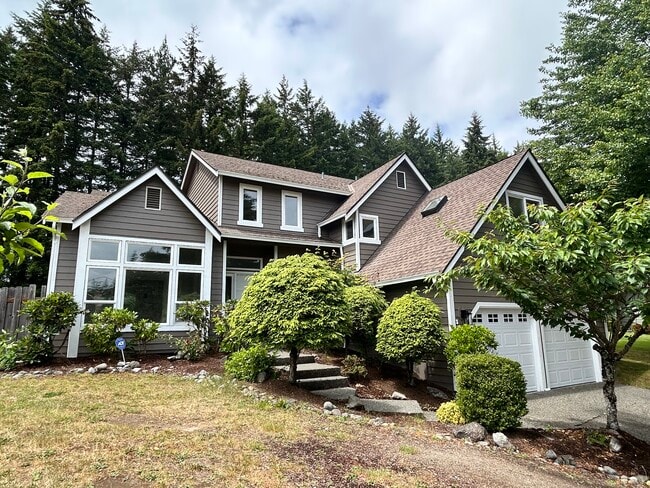 Building Photo - 10928 Hillsboro Dr NW