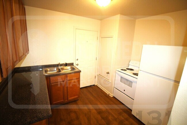 Building Photo - 625 Brook Dr