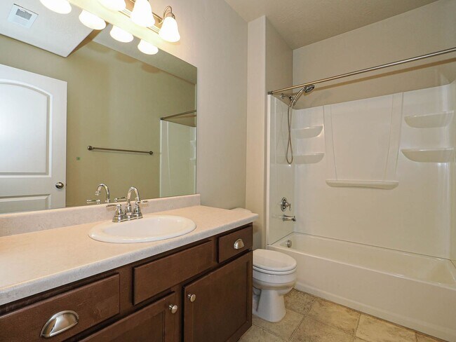 Building Photo - 3 Bedroom, 2 Bathroom Condo