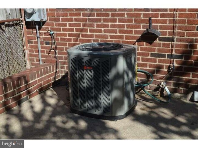 Building Photo - 1401 N Lincoln St