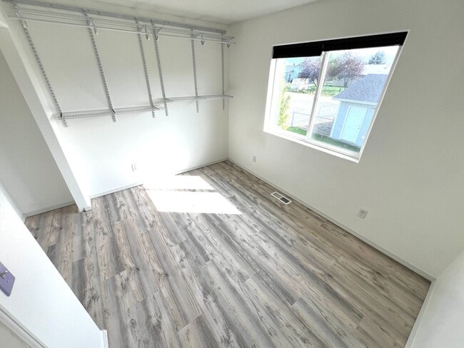 Building Photo - Pet Friendly 4 Bed 2 Bath Single Family Ho...