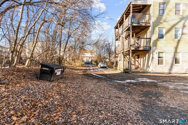 Building Photo - 1380 Bank St