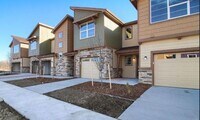 Building Photo - Stunning Modern 2 bedroom Townhome!!!