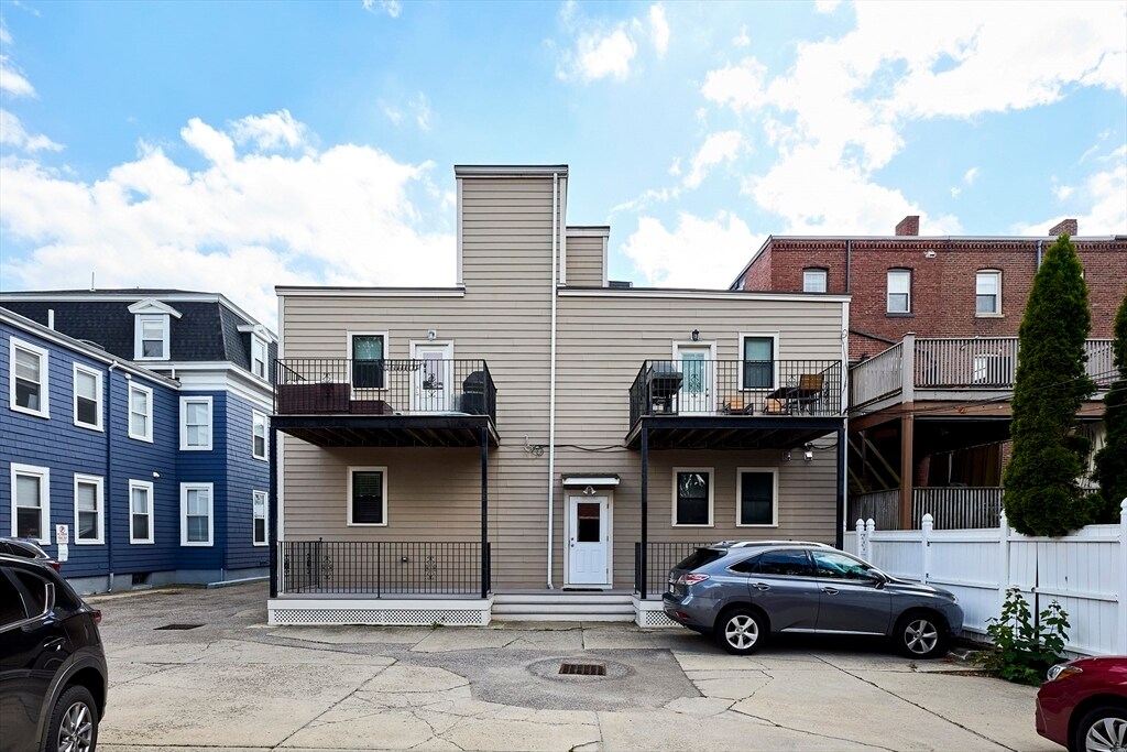 Building Photo - 870 E 4th St