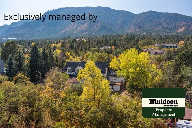 Building Photo - Beautiful 3 bedroom home with two car garage in Old Broadmoor