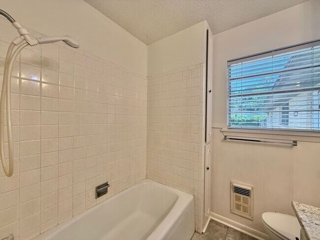 Building Photo - Spacious 3 Bedroom Home in Whitehouse ISD! Tour Today!