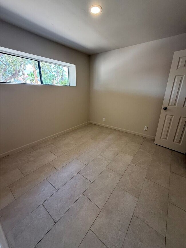 Building Photo - HOUSE FOR RENT