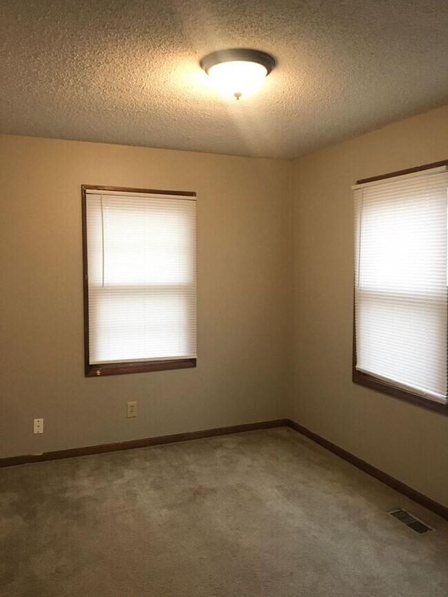 Building Photo - 3 bedroom / 1 bath house for rent - $1100-...