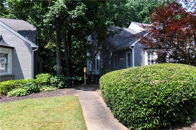 Building Photo - 304 Bridle Path