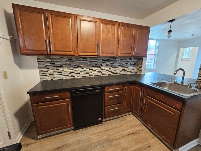 Building Photo - Spacious 3 bedroom 1 bath townhouse for re...