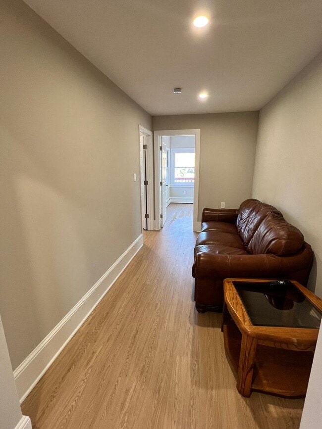 Building Photo - Pennington Rd, Ewing, NJ – 6BR / 2BA. Large single-family home near TCNJ with spacious driveway