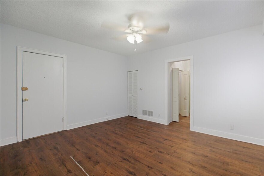 Building Photo - 3727 N Pine Grove Ave