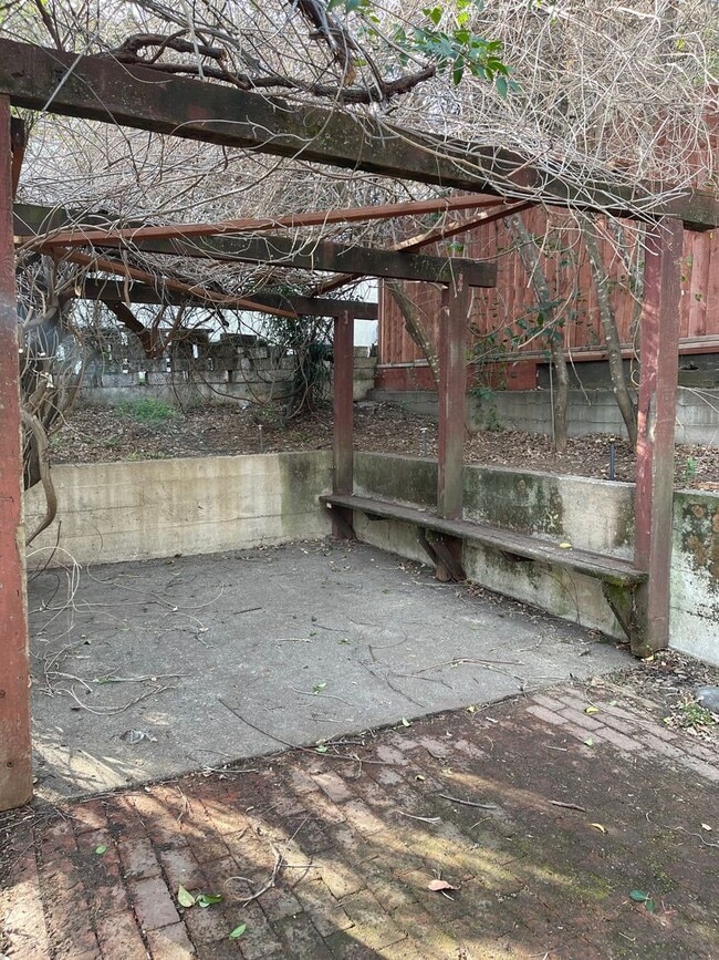 Building Photo - CHARMING 4 BED 2 BATH HOUSE NEAR DOWNTOWN