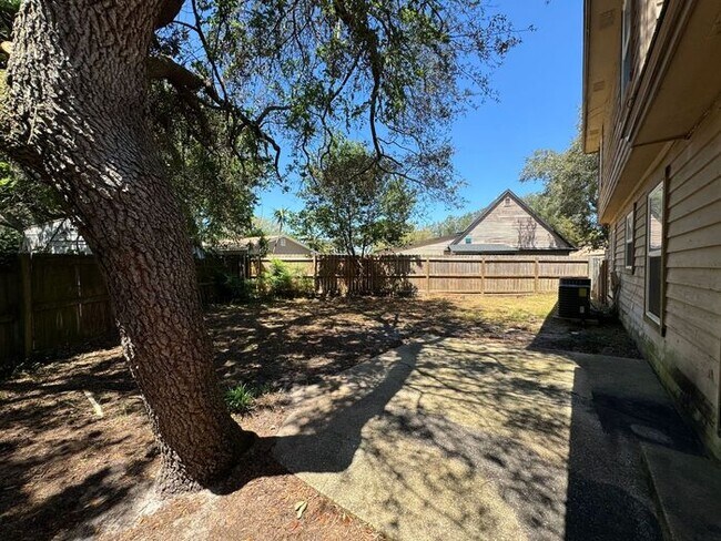 Building Photo - Gulf Breeze - The Oaks - 3 bedroom, 2.5 bathroom