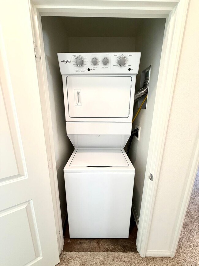 Building Photo - Solar Powered 4 Bedroom 3.5 Bath Sagewood Home with Private Casita & 3 Car Garage