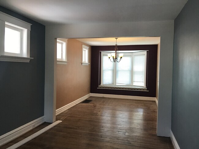 Building Photo - Beautiful renovated home