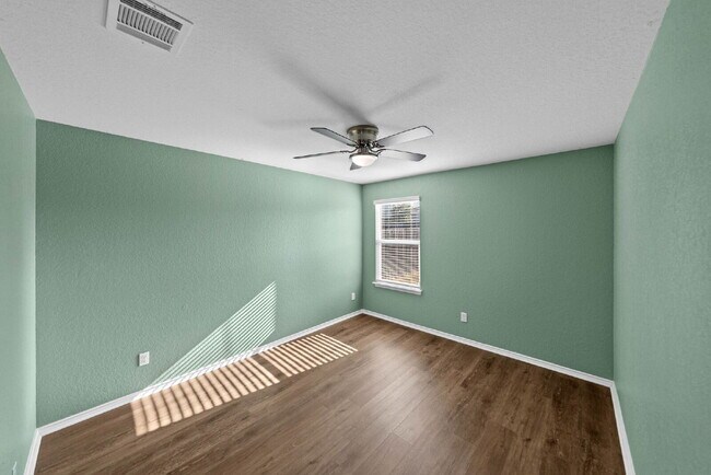 Building Photo - SOLAR Powered Home for Utility Savings! 1 MONTH FREE RENT WITH 18 - 24 MONTH LEASE!!! AVAILABLE T...