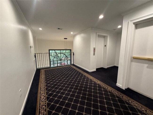 Building Photo - 1308 Pine Heights Dr NE