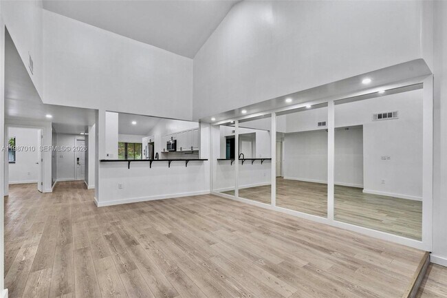 Building Photo - 518 NE 199th Ln