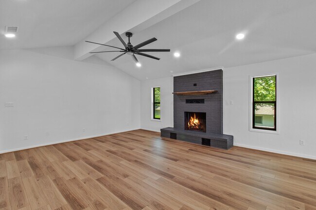 Building Photo - 128 Schooner