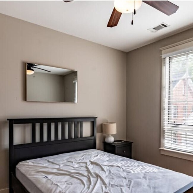 Building Photo - 1909 Convent Pl