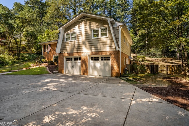 Building Photo - 1460 Valley View Rd