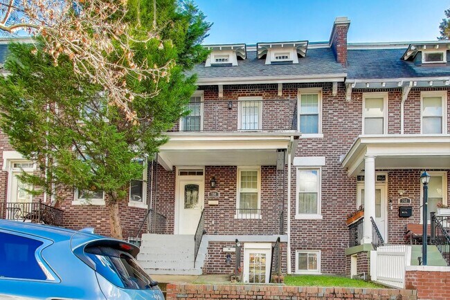 Building Photo - LEASE SPECIAL - $1,995 for a 16-24 month lease. 12 Month lease offered at $2,200 - .Spacious 2 Be...