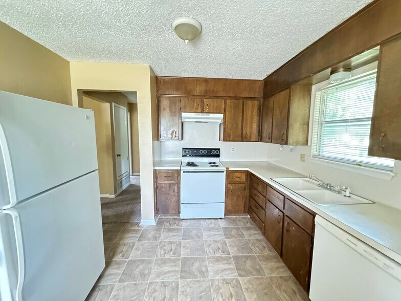 Building Photo - 3002 Tanglewood Cir