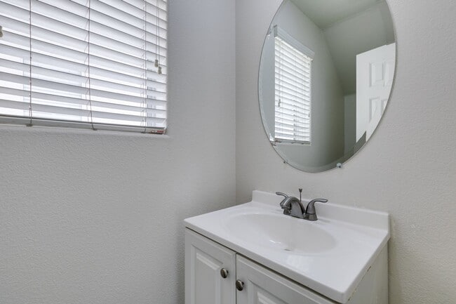 Building Photo - NEWLY UPDATED 4 BEDROOM HOME IN THE SOUTHWEST