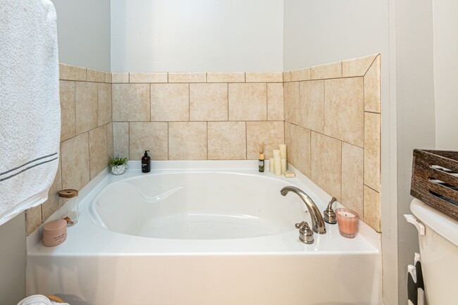 Building Photo - Knoxville 37920 - Riverfront Condo for Ren...