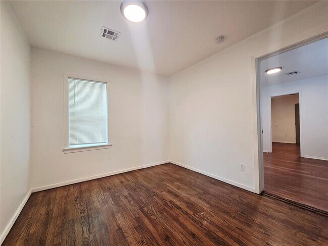 Building Photo - 3413 Willow Creek Dr