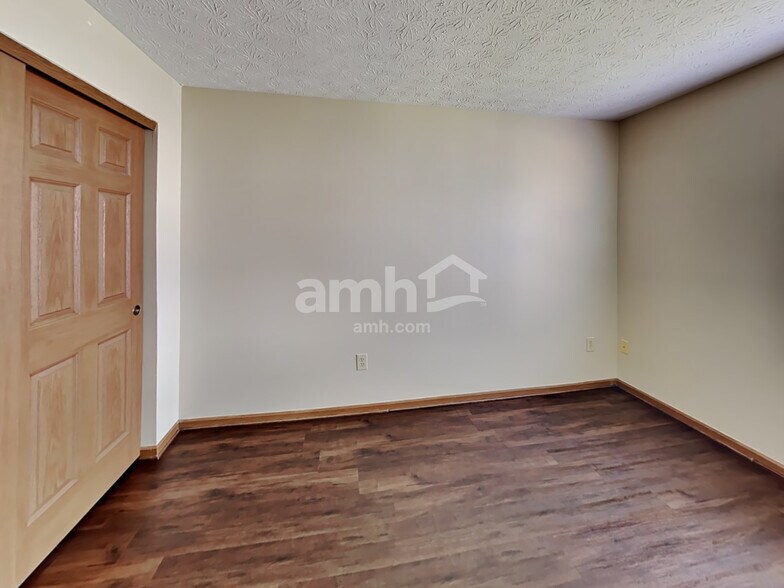 Building Photo - 7660 Farm Hill Dr