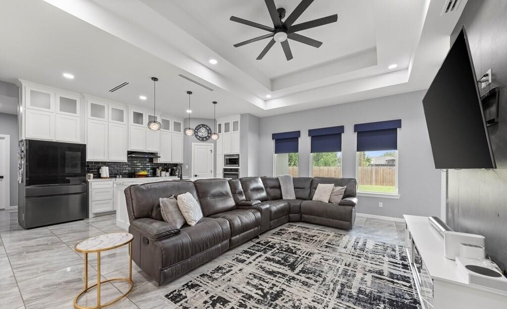 Building Photo - 9388 N Queen Palm