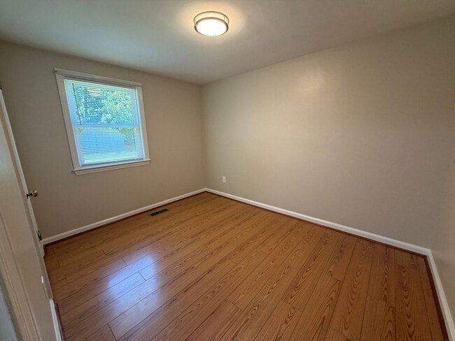 Building Photo - Convenient Blacksburg Duplex Close to VT