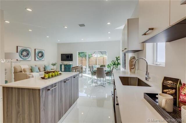 Building Photo - 698 NE 43rd St