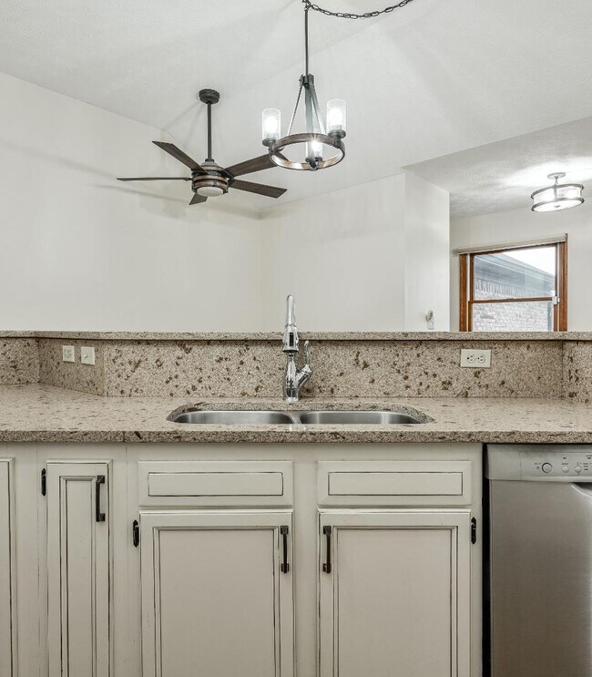 Building Photo - 1108 Redwood Dr