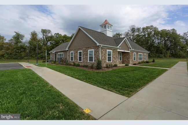 Building Photo - 706 Farmwood Ln