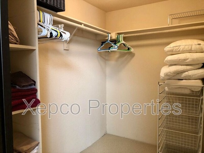 Building Photo - 77642 Woodhaven Dr S