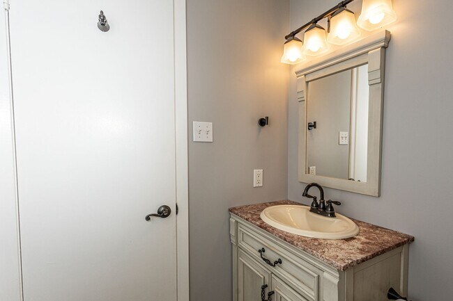 Building Photo - Charming 2-Bed, 1-Bath House in Prime Sout...