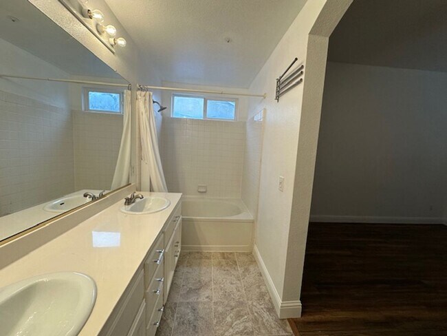 Building Photo - 888 Browning Cir