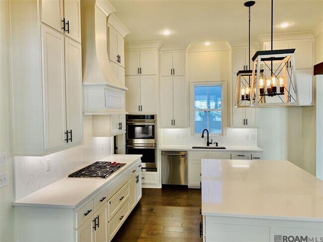 Building Photo - Rouzan Home